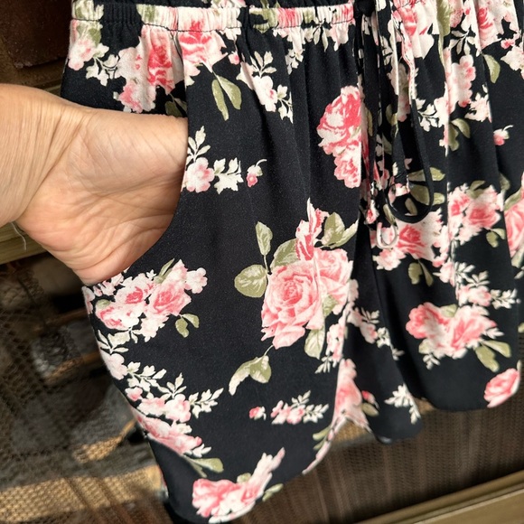 🛍️ Justify Zipper front floral romper shorts.great condition. - Picture 2 of 9